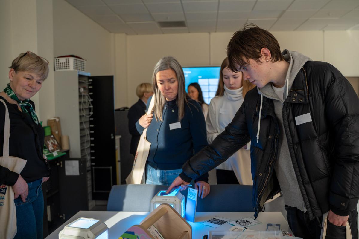 260324_ILPs inspirasjonsdag-02723.jpg Ungdom og voksen trykker på elektronisk leke